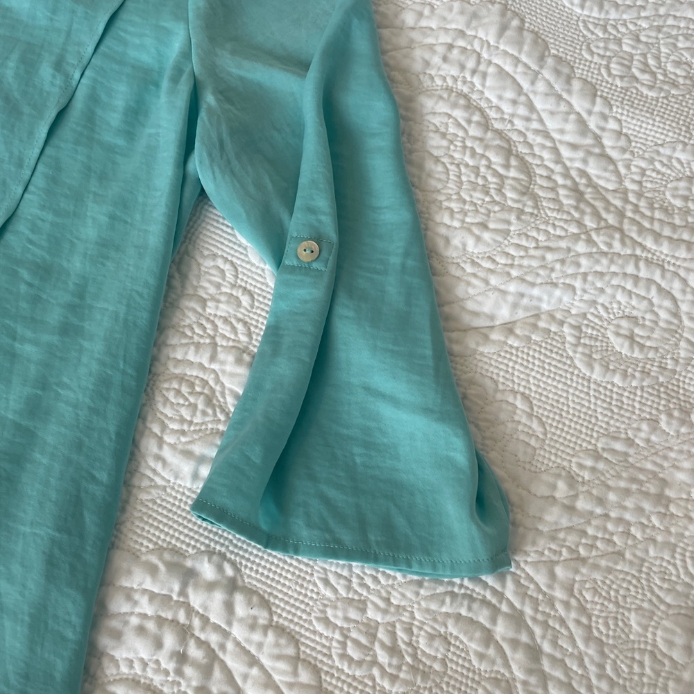 Chico’s teal blue silky flowy blouse 3/4 roll tab sleeve, size 1 - Picture 6 of 6